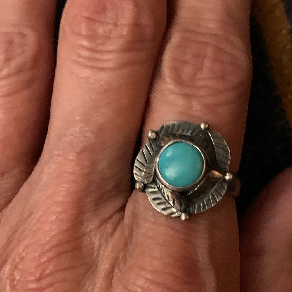 Vintage Native Turquoise Ring - Picture 2 of 5